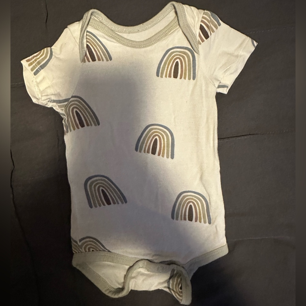 Kyte BABY Short Sleeve Onesie with Rainbow Pattern